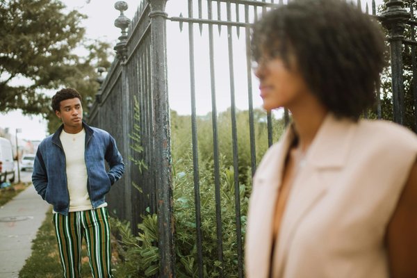 Tutoriel Maquillage : Obtenez des Sourcils Parfaitement Symétriques !